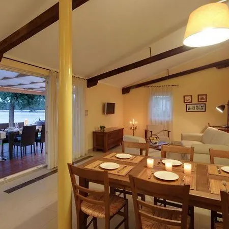 Otel With Terrace And Wifi 2km From Umag